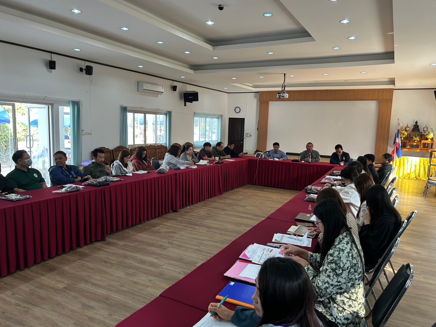 เทศบาลตำบลแม่แรมดำเนินการ อบรมบรรยายให้ความรู้เกี่ยวข้องกับการป้องกันการทุจริต ในหัวข้อ “จริยธรรม จรรยาบรรณ และวัฒนธรรมองค์กรในการทำงานสำหรับข้าราชการยุคใหม่ไร้การทุจริต”